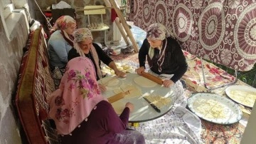 Kars'ta kadınlar kışlık eriştelerini imece usulüyle hazırlıyor