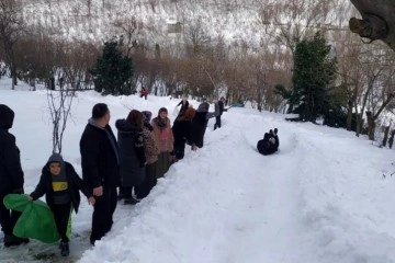 Kayak pistine çevirdikleri alanda doyasıya eğlendiler