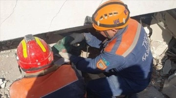 Kazakistan ekibi, Gaziantep'te tamamen çöken binanın enkazından 3 kişiyi kurtardı