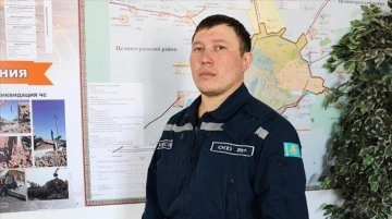 Kazakistanlı arama kurtarma görevlisi, enkazdaki işitme engelliye ulaştıkları anı unutamıyor