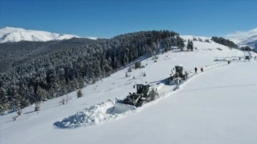 Kazdağları'nda tipi nedeniyle 17 askeri personel ile 4 belediye çalışanı mahsur kaldı