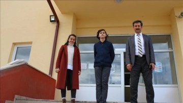 Kendisini yetiştiren öğretmeninin çocuğuna öğretmenlik yapıyor