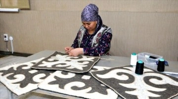 Kırgızların uzun ömürlü halısı 'şırdak' yurt dışında alıcısını arıyor
