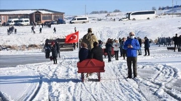 Kısmen donan Çıldır Gölü'nde hafta sonu yoğunluğu