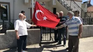 Kocaelili Mehmet dedenin istediği Türk bayrağı köyünün muhtarlığı önünde 5 metrelik direğe asıldı