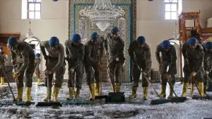 Komandolar selden etkilenen camiyi deterjanlarla temizledi