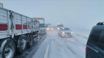 Konya-Antalya kara yolunda ulaşıma kar engeli