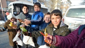 Konya'da çocuklar üç ayları "şivlilik" sevinciyle karşılıyor