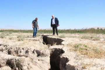 Konya’da görünen yüzey yarıkları Karaman’da da oluştu