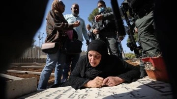 Kudüslü acılı anne İsrail'in Müslüman mezarlığındaki yıkımına oğlunun kabri başında tepki göste