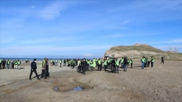Kuraklığı fırsat bilen belediye ekipleri Van Gölü sahilini çöplerden arındırdı