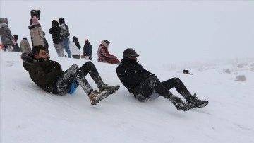 Kütahya'daki tarihi tümülüste çocuklar ve gençler kayak keyfi yaptı