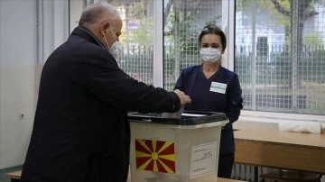 Kuzey Makedonya'da halk yerel seçimlerin ikinci turu için sandık başında