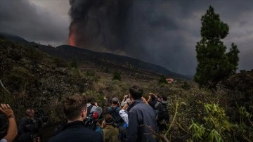 La Palma Adası'nda yanardağdaki patlamaların şiddeti arttı, uçuşlar durduruldu