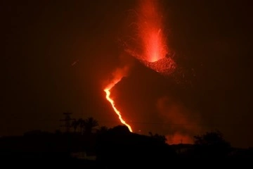 La Palma’daki Cumbre Vieja Yanardağı yeniden lav ve kül püskürtmeye başladı