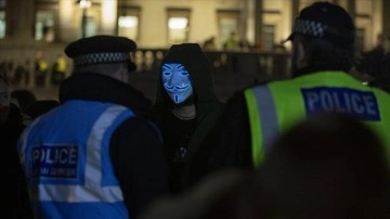 Londra'da Şenlik Ateşi Gecesi'nde protestocular polisle çatıştı