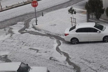 Manavgat'a yağan dolu ilçeyi beyaza bürüdü