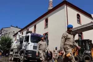 Mehmetçik bu kez camiyi Cuma namazına yetiştirmek için kolları sıvadı