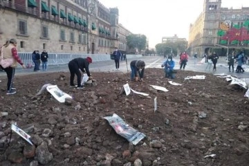 Meksika’da Başkanlık Sarayı'nın önüne temsili mezar kuruldu