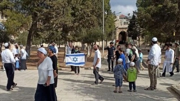 Mescid-i Aksa'ya baskın düzenleyen fanatik Yahudiler Harem-i Şerif’te İsrail bayrağı açtı