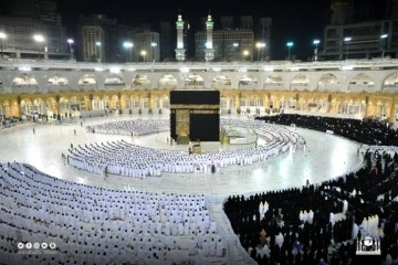 Mescid-i Haram'da sosyal mesafesiz ilk namaz kılındı