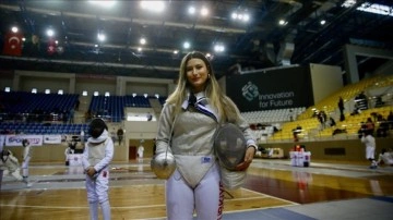 Milli eskrimci Nisanur Erbil olimpiyat hedefi için kılıç sallıyor