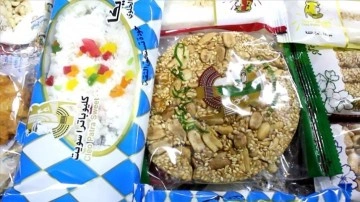 Mısır'da Mevlit Kandili kutlamaları kapsamında hazırlanan tatlılar ilahiler eşliğinde satılıyor