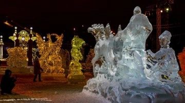 Moskova'da kar ve buz festivalini her gün yüzlerce kişi ziyaret ediyor