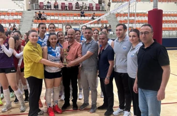 2. BETÜL ÇOBAN VOLEYBOL TURNUVASINDA ŞAMPİYON MERİNOS SPOR OLDU
