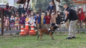 Narkotik köpeği "Sezar" öğrencilerin ilgi odağı oldu