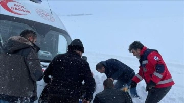 Nevşehir'de kara saplanan ambulansı karla mücadele ekipleri kurtardı