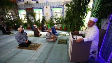 Nevşehirli imam camiyi adeta botanik bahçesine dönüştürdü