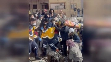 Nizip'te depremden 119 saat sonra bir kadın enkazdan kurtarıldı