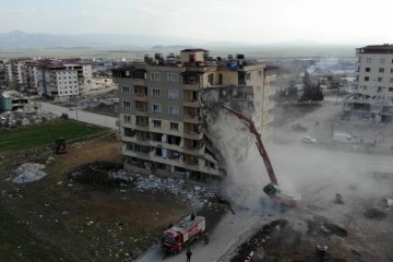 Nurdağı'nda ağır hasarlı binaların yıkımı sürüyor