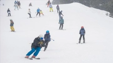 Öğrenciler yarıyıl tatilinin son günlerinde de Cıbıltepe'de kayak yaptı