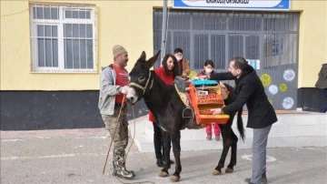 Öğretmenler 'eşekli kütüphane' ile vatandaşları kitapla buluşturuyor