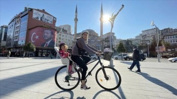 Okula bisikletiyle giden Nurgül öğretmen, öğrencilerine örnek oluyor