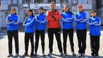 Okula devam sıkıntısı yaşarken atletizmde Türkiye şampiyonluğuna uzandılar