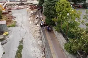 Okula giren öğrenciler, ezilmemek için motokuryelerden kaçıyor