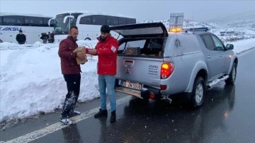 Osmaniye'de yolda mahsur kalanlara akaryakıt desteği