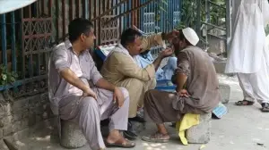 Pakistan'da ihtiyaç sahipleri, ucuz olduğu gerekçesiyle 'sokak dişçilerini' tercih ed