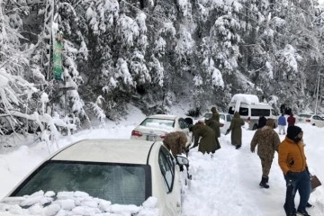 Pakistan'da yoğun kar yağışı: Araçlarında mahsur kalan 21 kişi öldü