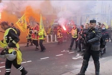 Paris'te yüzlerce öfkeli itfaiyeciden, ses ve sis bombalı protesto gösterisi