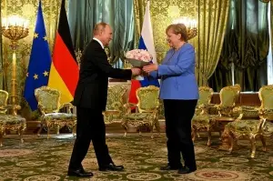 Putin, Merkel'le görüşmesine çiçekle geldi