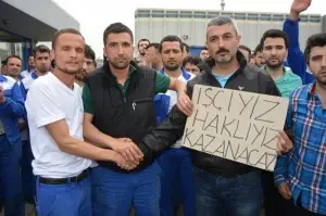 Renault fabrikasında işçiler eylem yaptı