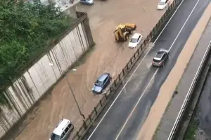 Rize’de sağanak yağış nedeniyle karayolu trafiğe kapandı