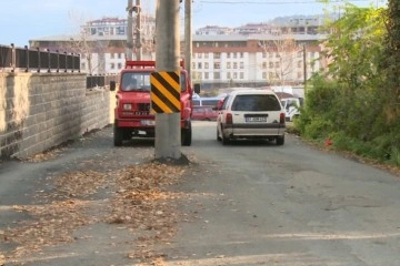 Rize’de yol ortasında kalan direkler dikkat çekmeye devam ediyor