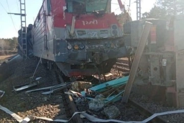 Rusya'da yük treni otomobille çarpıştı: 1 kişi öldü, 14 vagon raydan çıktı