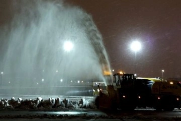 Sabiha Gökçen Havalimanı’nda karla mücadele çalışmaları sürüyor