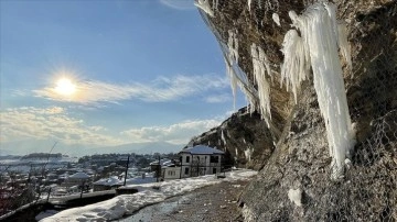 Safranbolu'nun doğa harikası kanyonlarında buz sarkıtları oluştu